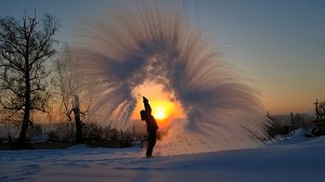 Эксперимент - превращения воды в пар на лютом морозе 4K. The transformation of water into steam.