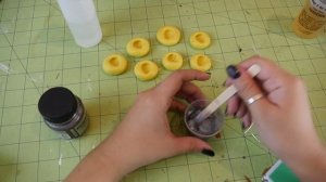 How to Make Resin Buttons : DIY