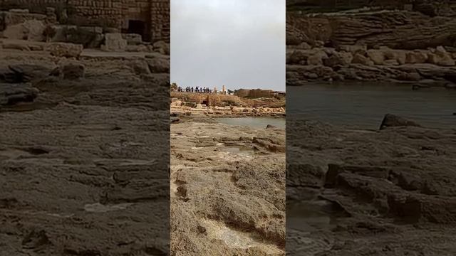 Кейсария — город в Израиле на берегу Средиземного моря.Море и закат. смотреть онлайн