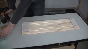 Как сделать простую вешалку для одежды из досок.