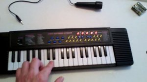 Синтезатор с микрофоном, от сети.