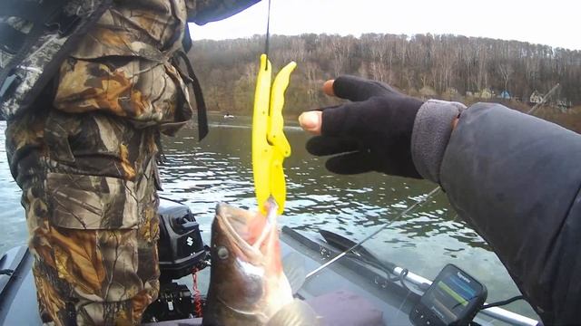 СУДАК НА ДЖИГ. Река Ока. Бешенный клёв поздней осенью. смотреть онлайн