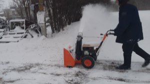 Чистим снег снегоуборщиком!