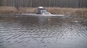Ниссан Патрол едет в болоте и расталкивает плавучие острова
