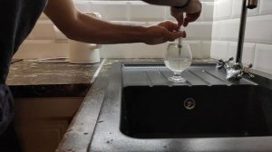 Какая вода оставляет меньше накипи в утюге? Поможет ли кипячение или фильтрация?