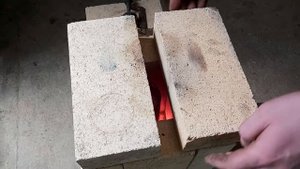 Плавим Алюминий в самодельном горне газовой горелкой.