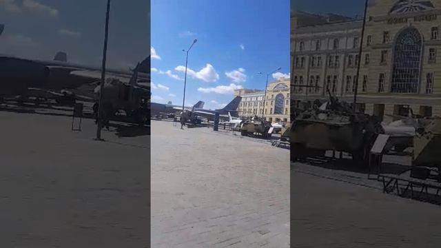 Небольшая панорама БТР и танков на выставке.