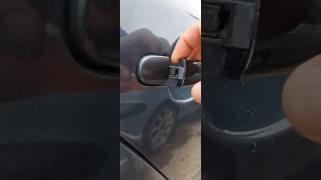 неоткрываются двери шкода а5