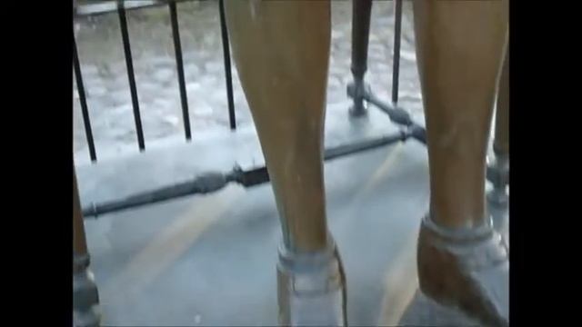 Необычные памятники  мира - памятник Петру  и 12 стульев.