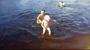 Зимой хочется лета! Дети купаются на речке. Речка Чая цвета чая.
