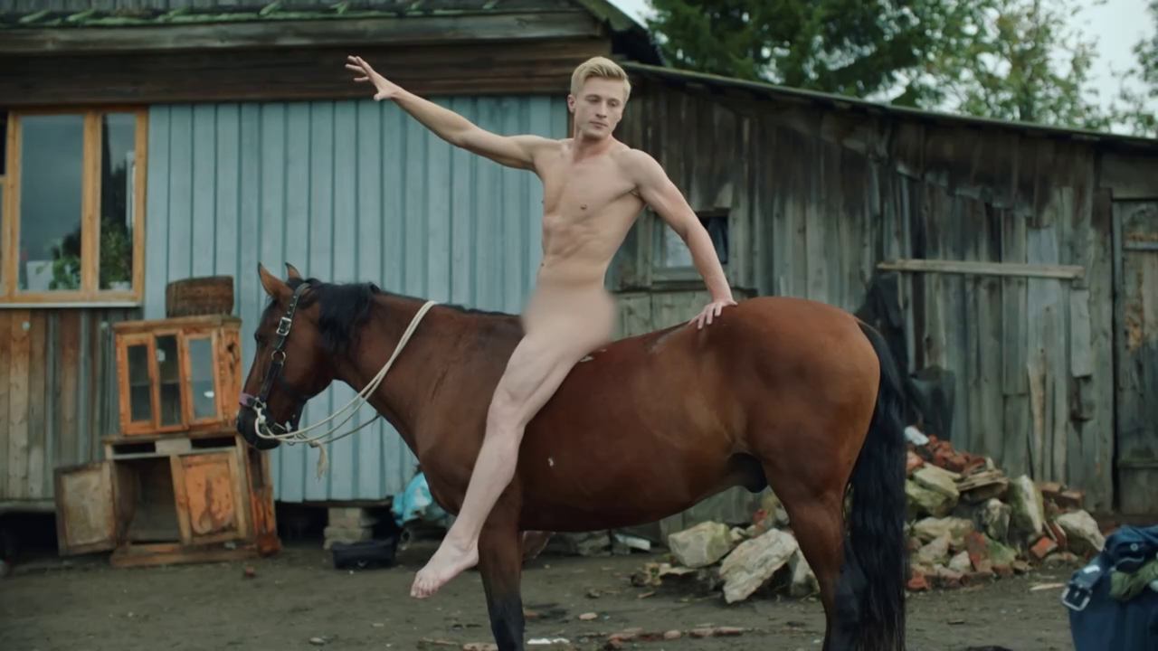 ЖУКИ: Голый натурщик на коне