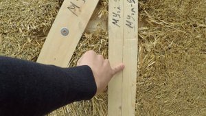 Современный дом из соломы. Монтаж панелей на фундамент. Стык панелей. Часть 2.