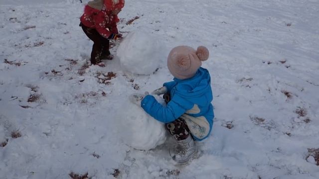Дети лепят снеговика(24.01.21) смотреть онлайн