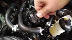 Замена топливного фильтра на Toyota fortuner 2,8D часть4