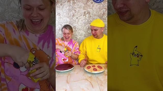 Чья пицца вкуснее? #shorts  Лучшее видео от Лысый и Блондинка