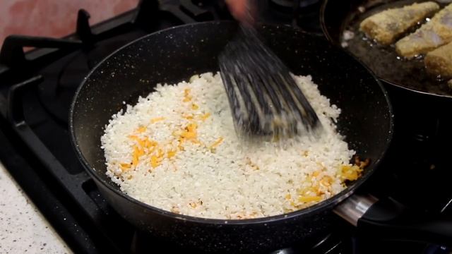 Жареная рыбка с рисово-луковым гарниром.
