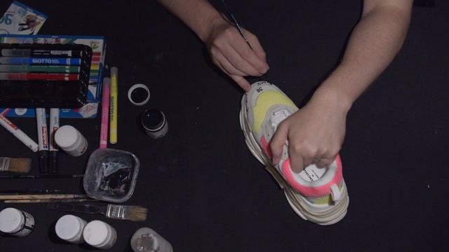 Balenciaga. Роспись кроссовок. Часть 1 смотреть онлайн