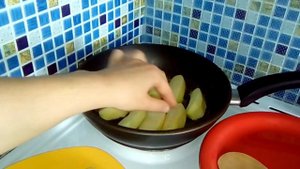 Жареные яблоки с корицей