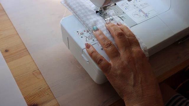 Взяла вафельное полотенце и разрезала. Буду использовать его не по назначению, а для красоты смотреть онлайн