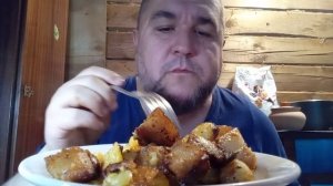 Мукбанг - картошка с салом | Обжор за 20 рублей