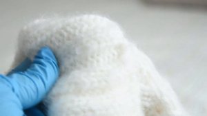 Как удалить термоклей с вязаной вещи