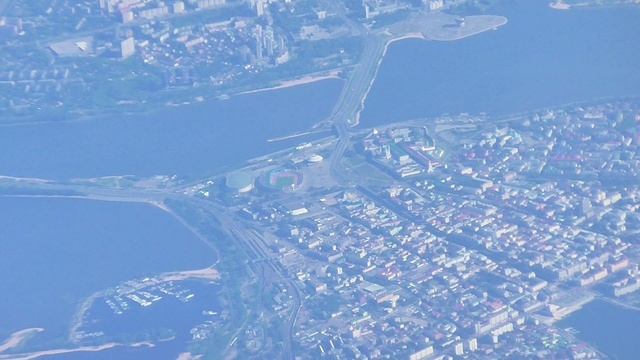 Пролетаем над Казанью, в кадре Казанский авиационный завод имени С.П. Горбунова.