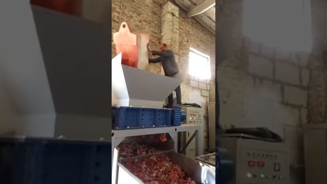 Шредер двухроторный в работе на блоках смотреть онлайн