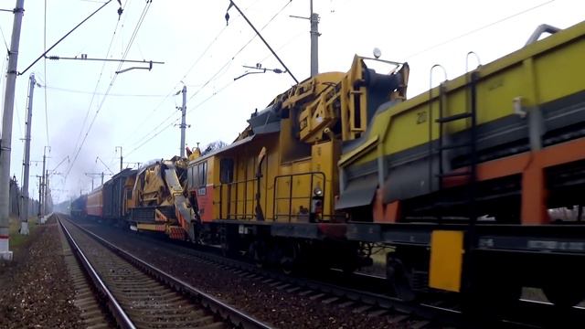 Мега-бригада! Тепловозы 2М62-0430, ТЭМ18Д-139, ТЭМ2-6408 с хозяйственным поездом смотреть онлайн