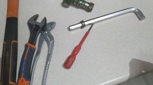 самый простой способ выкрутить остатки крана из трубы