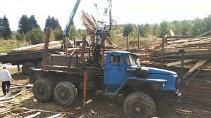 Урал лесовоз перевернулся