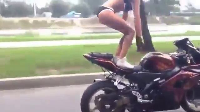 Очень круто! Девушка на мотоцикле делает крутие трюки) смотреть онлайн