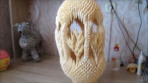 Модульное оригами Ваза из модулей Украшена квиллингом.