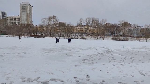 Трудовая рыбалка на Исети. 14.03.2023.Подлещик. смотреть онлайн