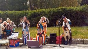 "Одинокий пастух" в исполнении уличных музыкантов-индейцев