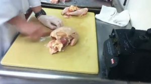 Японский кухонный нож Hattori: разделка куриц обвалочным ножом