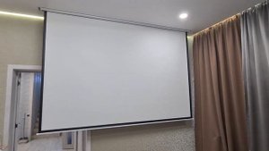 Технологии будущего с "Алешкины Потолки": экран для проектора, выезжающий из потолка