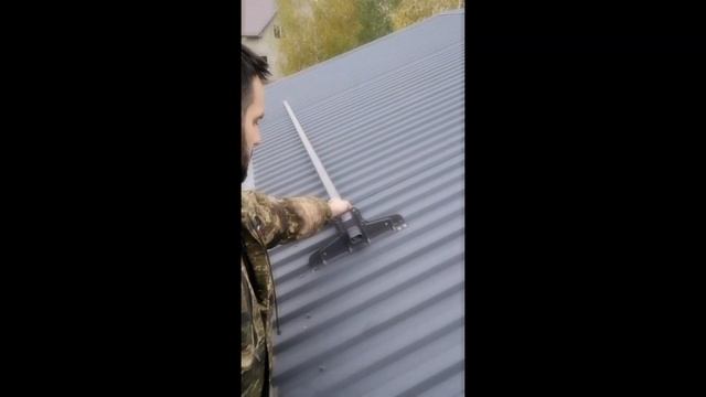 монтаж снегозадержателей #домзамиллион #снегозадержатели #стройка #каркасныйдом #барнхаус