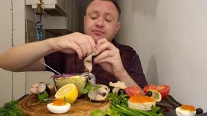 МУКБАНГ. ОБЖОР. СКУМБРИЯ КОПЧЁНАЯ, БУТЕРЫ С КРАСНОЙ ИКРОЙ, ИИЧКИ ФАРШИРОВАННЫЕ, АСМР. MUKBANG.