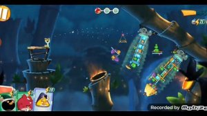 Играю и прохожу уровони в энгри бердс 2