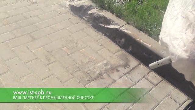 Очистка брусчатки от моторного масла