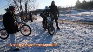 Девочка в детской секции по мотокроссу