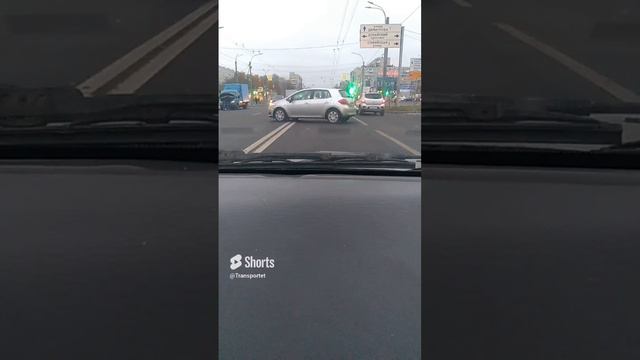Нормально так запарковался) В магазин наверно пошёл) #shorts