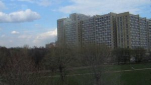 Проезжаем на монорельсе мимо пруда
