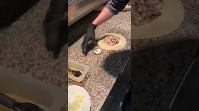 Шеф-повар Виталий из ресторана Перчини в Космопорте  делится рецептом  Итальянского кальцоне