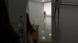 песенка "Хорошо бродить по свету с карамелькой за щекой"