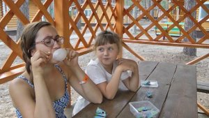 Надуваем пузыри из жевательной резинки. У кого больше пузырь?