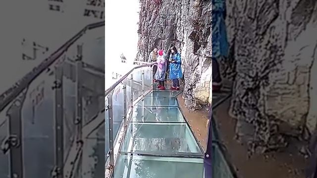 Копия видео "стеклянная тропа страха, высота 1430м. гора Тяньмэнь, Чжанцзяцзе, Китай"" смотреть онлайн