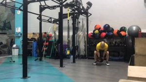 Выпады с гантелью на плече (2 варианта)