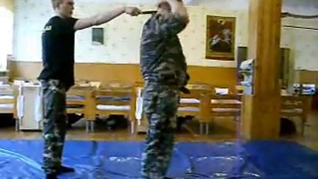 Борьба. Защита от приставления пистолета затылку. смотреть онлайн