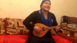 Аварка поёт на мандолине